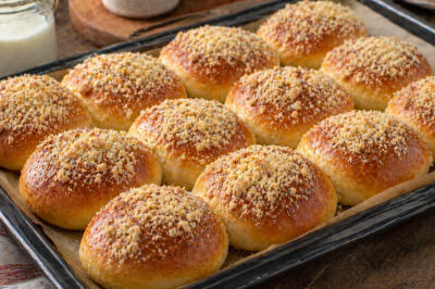 Булочки &laquo;Присыпушки&raquo; &mdash; тесто как пух и сладкая крошка сверху. С холодным молоком или кофе самое то