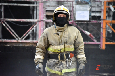 В Петербурге вспыхнул склад, огонь охватил уже 22 тысячи квадратных метров