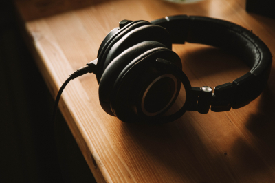 Отоларинголог Елизарова предупредила о рисках использования наушников