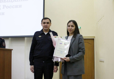 Полицейские наградили двоих менеджеров, помешавших мошенникам украсть деньги у казанцев