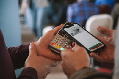 Россиянам рассказали, что делать при утере смартфона с привязанной картой банка