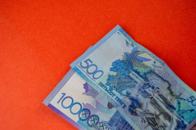 На бирже доллар продается возле отметки 499 тенге