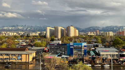 В Алматы начнут доставать машины, провалившиеся под землю после дождя