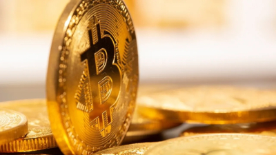 Биткоин укрепился на фоне деэскалации и ожиданий снижения ставки ФРС