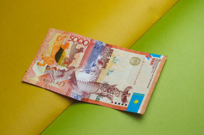 Средневзвешенный курс доллара на бирже составил 478,93 тенге