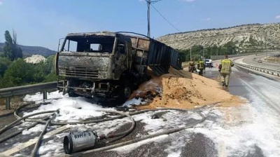 Тормозя, водитель КАМАЗа сжег тормоза и зерновоз сгорел