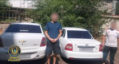 В Алматы двоих водителей арестовали за заезд в реку