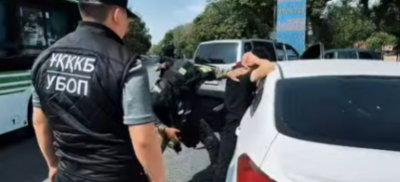 Блогера задержали по подозрению в вымогательстве у педагога в Шымкенте