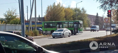 Маршрутный автобус &quot;проскакивает&quot; остановки целого района в Семее
