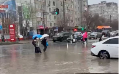 Народный репортер. Из-за огромной лужи пешеходы не успевают перейти дорогу