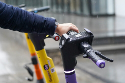 Китайский производитель электросамокатов мог украсть логотип у&nbsp;&laquo;Единой России&raquo;