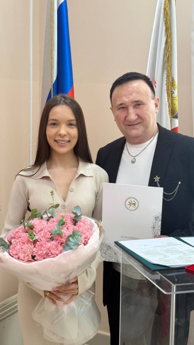 Ему &mdash; 55, ей &mdash; 29: певец Ринат Рахматуллин расписался с возлюбленной