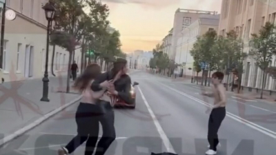 Полиция заинтересовалась дракой между двумя девушками и парнем в центре Казани 06/08/2026 &ndash;