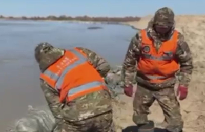 В Кульсары укрепляют русло реки Жем