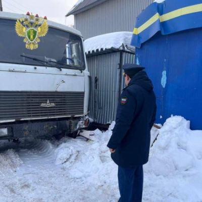 В Альметьевске машина соскочила с домкрата и насмерть придавила мужчину